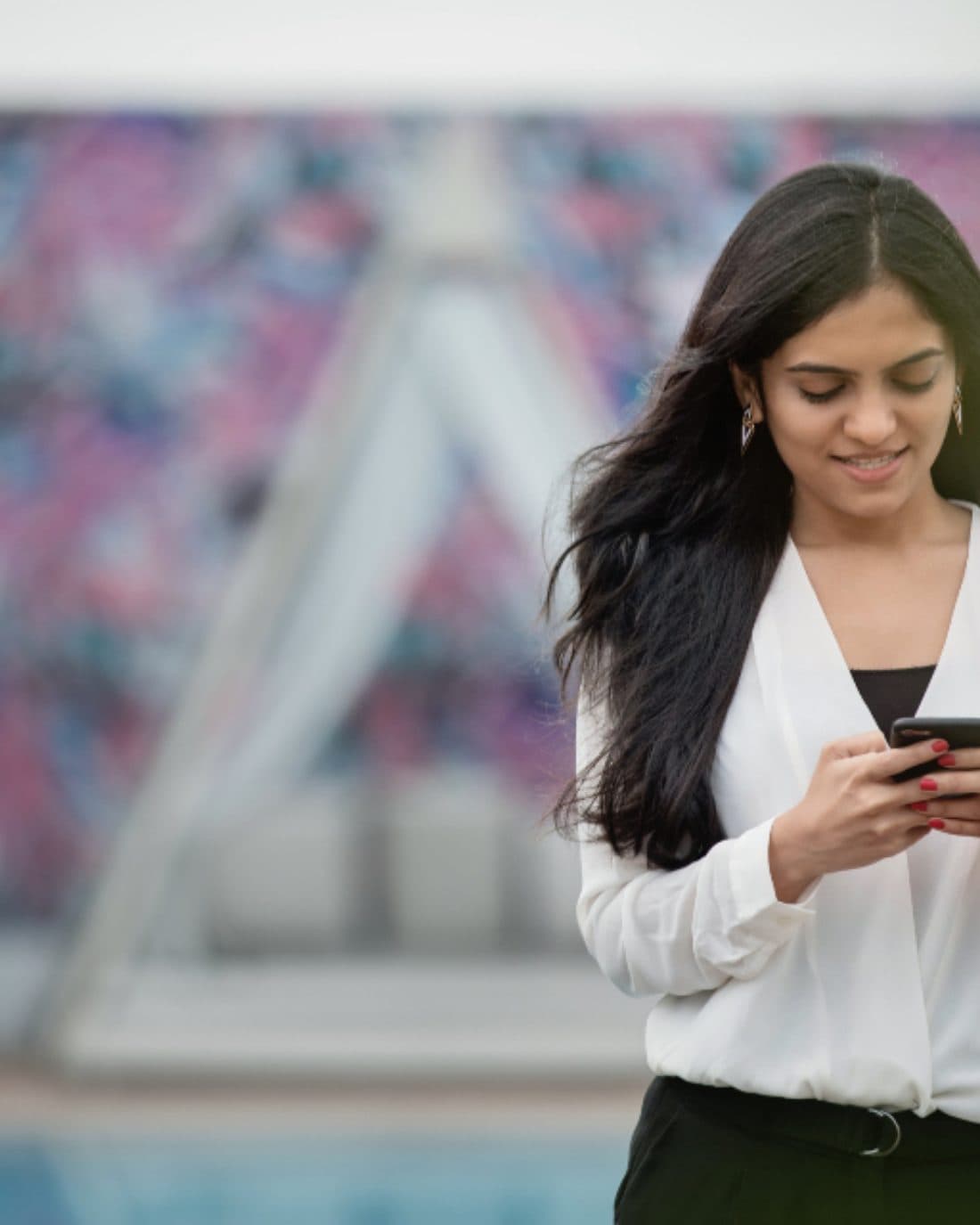 Telefonundan teklifleri karşılaştıran bir kullanıcı